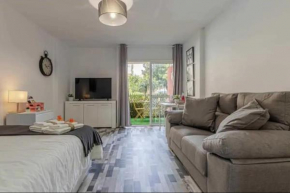 797 Holiday Rentals - Moderno estudio en Iris para 2 con piscinas